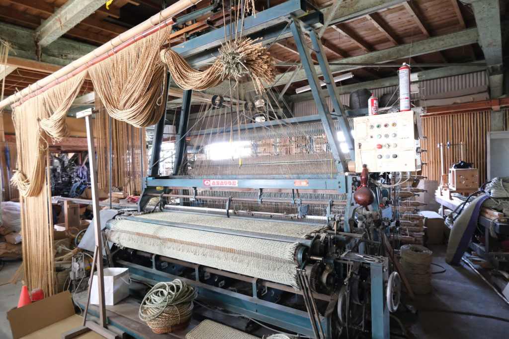 い草縄を編み込んで猫伏（寝ゴザ）を製作する機械